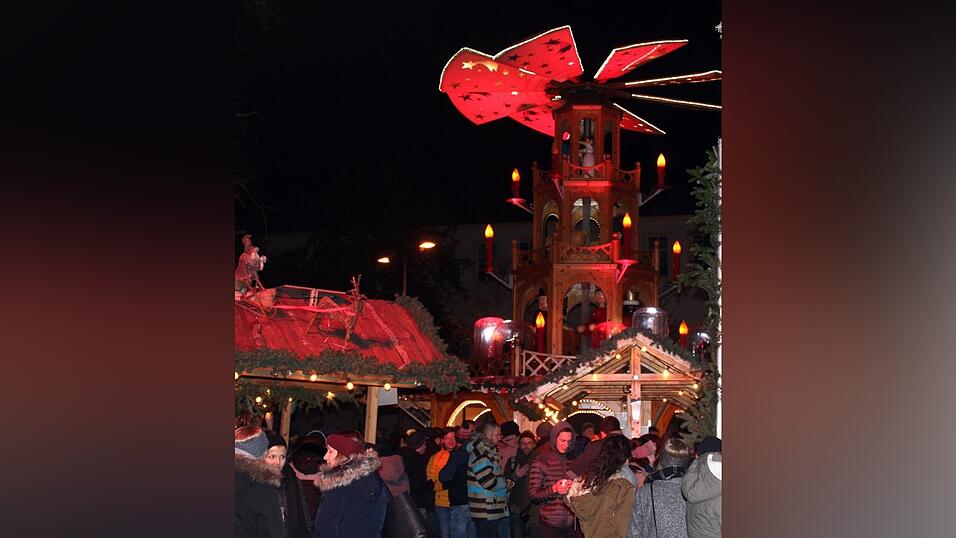 Auch am Samstag, 15. Dezember, strömten wieder etliche Besucher aus Landshut und Umgebung zur Weihnachtspyramide am Alten Viehmarkt. Auch am Samstag, 15. Dezember, strömten wieder etliche Besucher aus Landshut und Umgebung zur Weihnachtspyramide am Alten Viehmarkt.