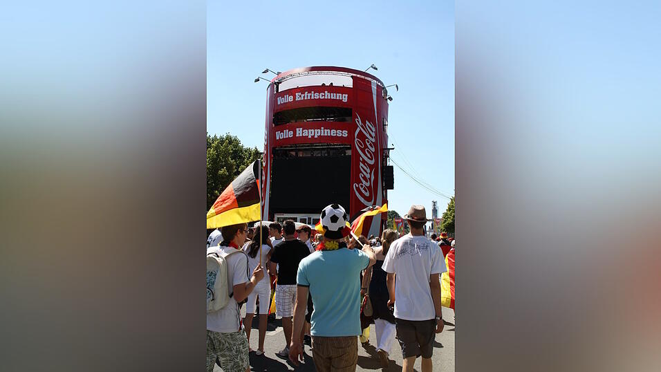 Christian Fertl war am Sonntag auf der Fanmeile in Berlin und erlebte dort das Achtelfinale gegen England auf Gro&szlig;leinwand.
