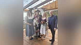 Anna und Stefan Wolf haben sich das Jawort gegeben. Anna und Stefan Wolf haben sich das Jawort gegeben.