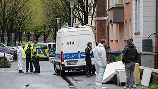 Polizeibeamte vor dem Mehrfamilienhaus der Familie in Witten. Mutter und Tochter sind weiterhin im Krankenhaus.