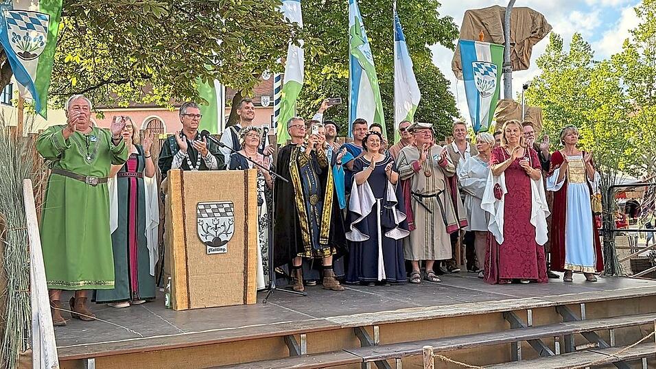 Auf der Bühne haben sich alle Räte von Pledelingen versammelt. Bürgermeister Hans Schmalhofer hieß das Volk willkommen. Auf der Bühne haben sich alle Räte von Pledelingen versammelt. Bürgermeister Hans Schmalhofer hieß das Volk willkommen.