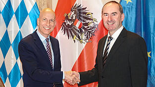 &Ouml;sterreichs Wirtschaftsminister Martin Kocher begr&uuml;&szlig;t seinen bayerischen Kollegen Hubert Aiwanger in Wien.