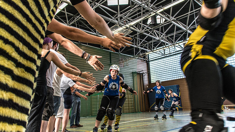 Beim Sport Roller Derby ist viel Durchsetzungsvermögen gefragt. Der Spaß steht dabei aber an erster Stelle. (Fotos: Munich Rolling Rebels)