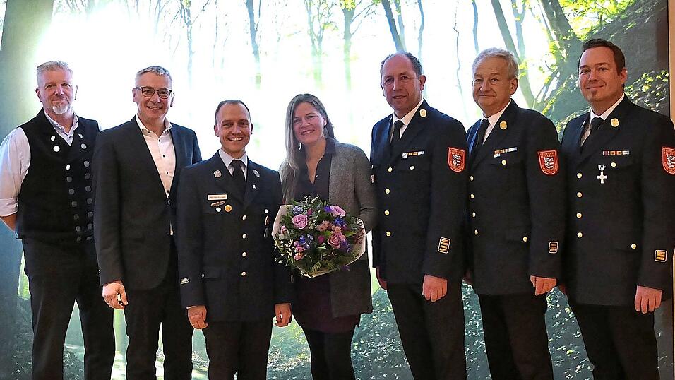 Sachgebeitsleiter Ulrich Schüll (v. l.), Landrat Werner Bumeder, der scheidende Kreisbrandmeister Christian Damböck-Gierl, seine Frau Melanie Gierl, Kreisbrandrat Max Schraufnagl, Kreisbrandinspektor Helmut Huber und Kreisbrandinspektor Johannes Pichlmayr Sachgebeitsleiter Ulrich Schüll (v. l.), Landrat Werner Bumeder, der scheidende Kreisbrandmeister Christian Damböck-Gierl, seine Frau Melanie Gierl, Kreisbrandrat Max Schraufnagl, Kreisbrandinspektor Helmut Huber und Kreisbrandinspektor Johannes Pichlmayr