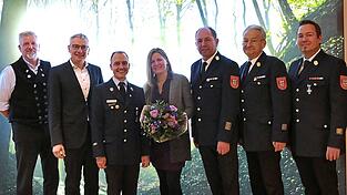 Sachgebeitsleiter Ulrich Schüll (v. l.), Landrat Werner Bumeder, der scheidende Kreisbrandmeister Christian Damböck-Gierl, seine Frau Melanie Gierl, Kreisbrandrat Max Schraufnagl, Kreisbrandinspektor Helmut Huber und Kreisbrandinspektor Johannes Pichlmayr Sachgebeitsleiter Ulrich Schüll (v. l.), Landrat Werner Bumeder, der scheidende Kreisbrandmeister Christian Damböck-Gierl, seine Frau Melanie Gierl, Kreisbrandrat Max Schraufnagl, Kreisbrandinspektor Helmut Huber und Kreisbrandinspektor Johannes Pichlmayr