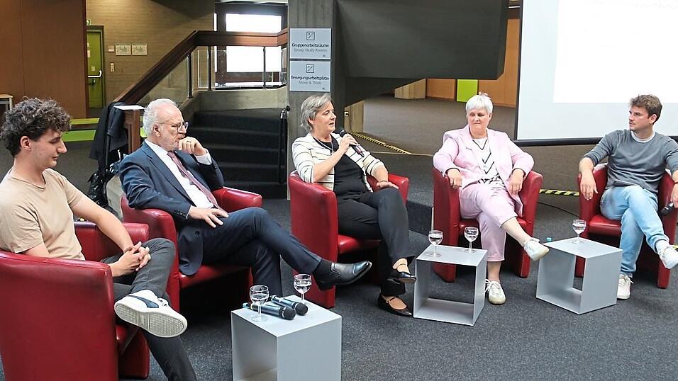Tim Oberding (von links), Egils Levits, Alda Vanaga, Andrea Mewaldt und Markus Schwimmbeck diskutierten über die besondere Verantwortung und die Vorzüge Lettlands. Tim Oberding (von links), Egils Levits, Alda Vanaga, Andrea Mewaldt und Markus Schwimmbeck diskutierten über die besondere Verantwortung und die Vorzüge Lettlands.