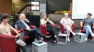 Tim Oberding (von links), Egils Levits, Alda Vanaga, Andrea Mewaldt und Markus Schwimmbeck diskutierten &uuml;ber die besondere Verantwortung und die Vorz&uuml;ge Lettlands.