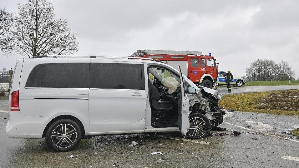 Eine Frau starb bei dem Unfall nahe Hauzenberg, bei dem zwei Autos ineinander krachten.