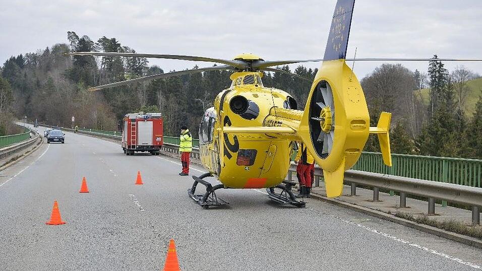 Bei einem Unfall auf der Staatsstraße 2622 in Hutthurm starb eine 59-jährige Frau, ein 55-Jähriger wurde schwer verletzt. Bei einem Unfall auf der Staatsstraße 2622 in Hutthurm starb eine 59-jährige Frau, ein 55-Jähriger wurde schwer verletzt.