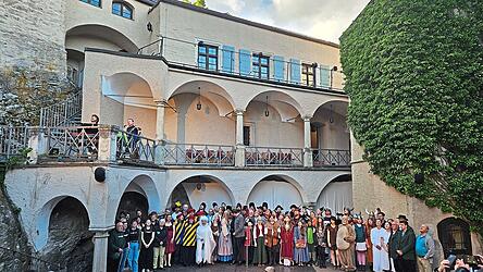 Alle Darsteller kamen zum Ende der Auftaktveranstaltung f&uuml;r ein gemeinsames Foto auf die B&uuml;hne im Innenhof der Burg Falkenstein.