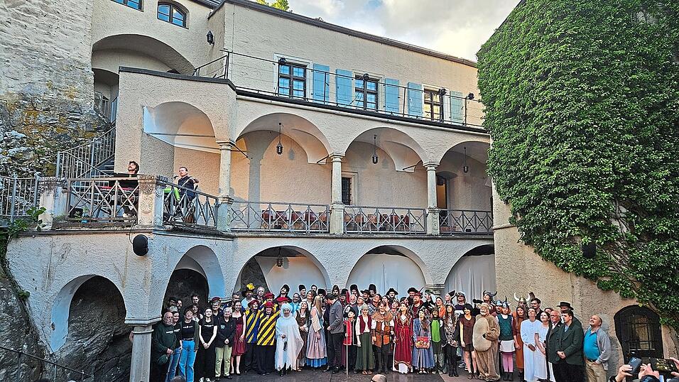 Alle Darsteller kamen zum Ende der Auftaktveranstaltung für ein gemeinsames Foto auf die Bühne im Innenhof der Burg Falkenstein. Alle Darsteller kamen zum Ende der Auftaktveranstaltung für ein gemeinsames Foto auf die Bühne im Innenhof der Burg Falkenstein.