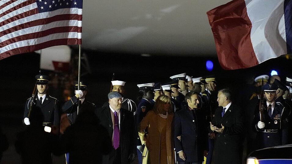 Der franz&ouml;sische Pr&auml;sident Emmanuel Macron und seine Frau Brigitte Macron kommen auf dem Luftwaffenst&uuml;tzpunkt Andrews im US-Bundesstaat Minnesota an.