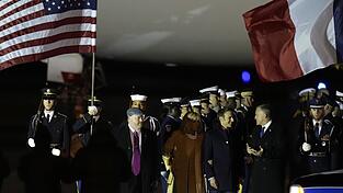 Der französische Präsident Emmanuel Macron und seine Frau Brigitte Macron kommen auf dem Luftwaffenstützpunkt Andrews im US-Bundesstaat Minnesota an. Der französische Präsident Emmanuel Macron und seine Frau Brigitte Macron kommen auf dem Luftwaffenstützpunkt Andrews im US-Bundesstaat Minnesota an.