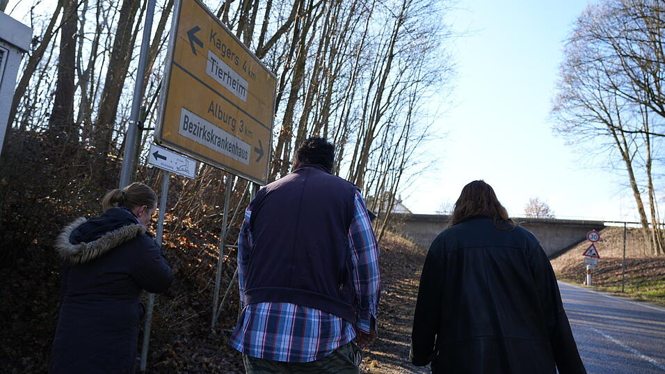 Die Drei gehen zurück Richtung Klinik. Die Drei gehen zurück Richtung Klinik.