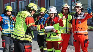 Auch wenn der Funkverkehr flüssiger hätte sein können, klappte das Zusammenspiel zwischen Feuerwehren und Rettungsdienst hervorragend. Auch wenn der Funkverkehr flüssiger hätte sein können, klappte das Zusammenspiel zwischen Feuerwehren und Rettungsdienst hervorragend.