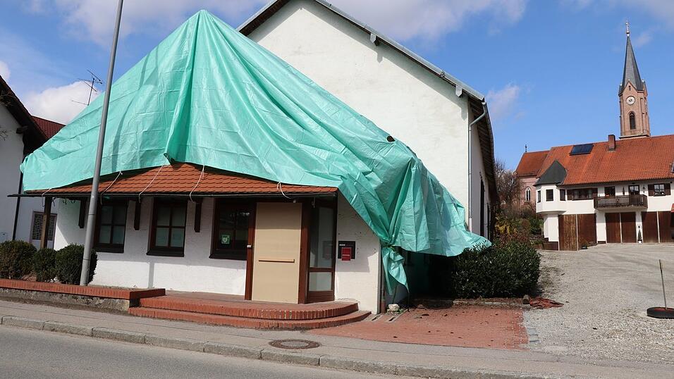 Das SB-Bankgebäude in Gammelsdorf wurde durch die Detonation stark beschädigt und wurde kurz darauf mit einer Plane verhängt (Archivfoto). Das SB-Bankgebäude in Gammelsdorf wurde durch die Detonation stark beschädigt und wurde kurz darauf mit einer Plane verhängt (Archivfoto).
