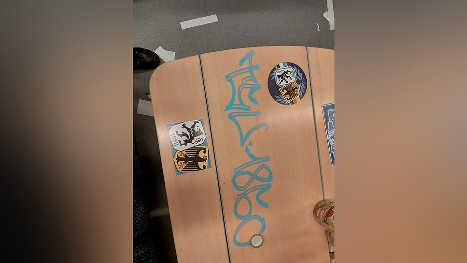 Anhänger des TSV 1860 München waren nach einer Auswärtsspiel-Niederlage in Regensburg wohl so frustriert, dass sie laut Polizei bei der Heimreise im Zug allerhand beschädigt haben. 