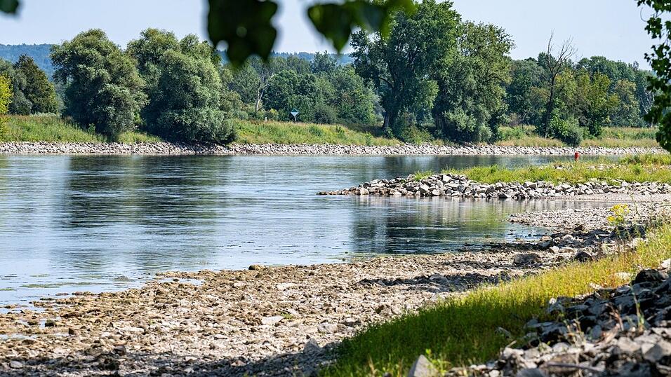 Die Donau führt Niedrigwasser. Die Donau führt Niedrigwasser.