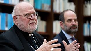 Informieren über die Ergebnisse: Kardinal Reinhard Marx und Matthias Belafi.