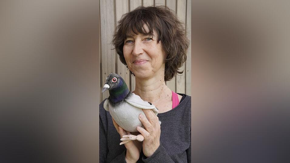Gitte Lauberger mit Pl&uuml;scht&auml;uberich 'Gustav'. Er fand bereits ein neues Zuhause. F&uuml;r ihn gab's eine Strand-und Transportliege.