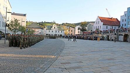 Das Panzergrenadierbataillon 112 auf dem Stadtplatz in Regen bei der Verabschiedung des Kommandeurs Falko Dreher. Am 13. November findet hier wieder ein Gelöbnis statt.
