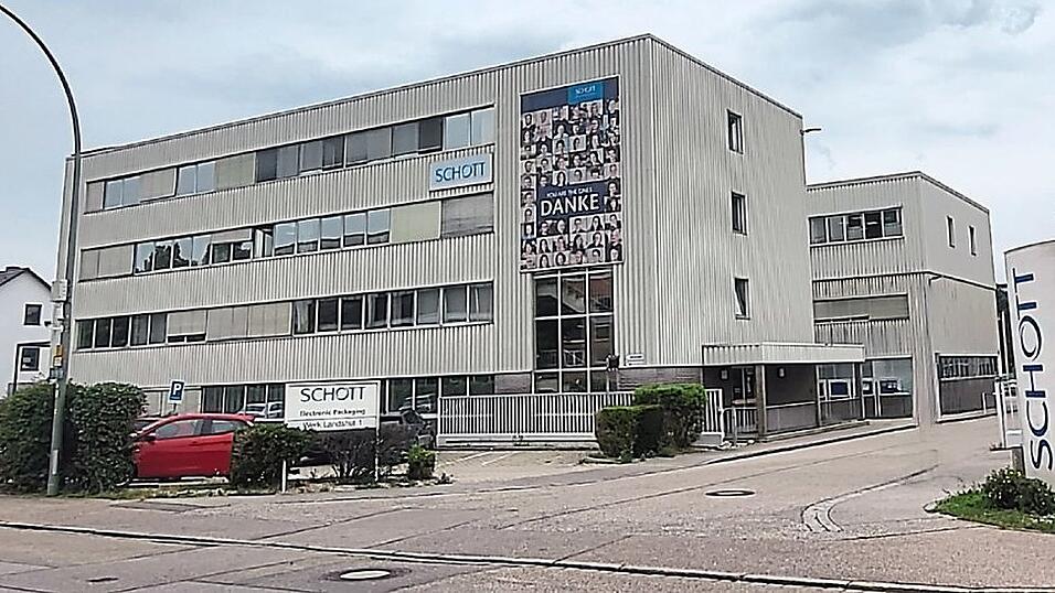Die Firma Schott errichtet an ihrem Standort in der Münchnerau aktuell einen Neubau und führt voraussichtlich 2026 ihre beiden Landshuter Standorte zu einem großen Kompetenzzentrum zusammen. Die Gebäude an der Christoph-Dorner-Straße (Bild) sollen dann abgerissen und das Areal für Wohnbebauung genutzt werden. Die Firma Schott errichtet an ihrem Standort in der Münchnerau aktuell einen Neubau und führt voraussichtlich 2026 ihre beiden Landshuter Standorte zu einem großen Kompetenzzentrum zusammen. Die Gebäude an der Christoph-Dorner-Straße (Bild) sollen dann abgerissen und das Areal für Wohnbebauung genutzt werden.