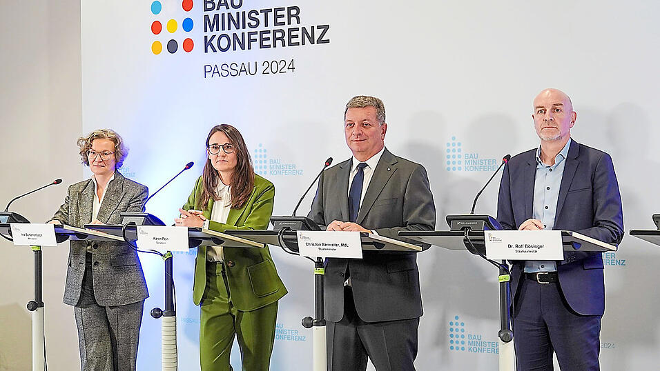 Die nordrhein-westf&auml;lische Bauministerin Ina Scharrenbach, die Hamburger Senatorin Karen Pein, der bayerische Bauminister Christian Bernreiter und Rolf B&ouml;singer aus dem Bundesministerium (v. l.) diskutieren miteinander.