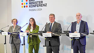 Die nordrhein-westf&auml;lische Bauministerin Ina Scharrenbach, die Hamburger Senatorin Karen Pein, der bayerische Bauminister Christian Bernreiter und Rolf B&ouml;singer aus dem Bundesministerium (v. l.) diskutieren miteinander.