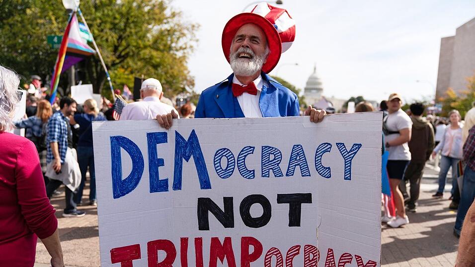 Seit Trumps zweiten Amtsantritt hat es in den USA deutlich mehr Demonstrationen als in seiner ersten Amtszeit gegeben. Seit Trumps zweiten Amtsantritt hat es in den USA deutlich mehr Demonstrationen als in seiner ersten Amtszeit gegeben.