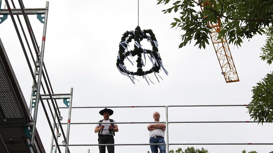 Richtspruch der Zimmerer Luis Köppl sen. (r.) und Markus Wagner. Richtspruch der Zimmerer Luis Köppl sen. (r.) und Markus Wagner.