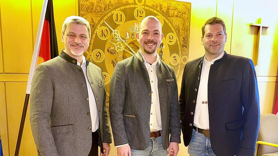 Die beiden neuen Festwirte Michael Mühlbauer junior und Markus Späth stellten am Freitag zusammen mit Bürgermeister Sandro Bauer (von rechts) ihr Konzept vor.