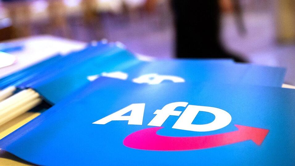 Im Umfeld eines AfD-Parteitages in Greding war es zu m&ouml;glichen rechtsgerichteten Straftaten gekommen - sechs M&auml;nner stehen am Montag deswegen in Schwabach vor Gericht. (Symbolbild)