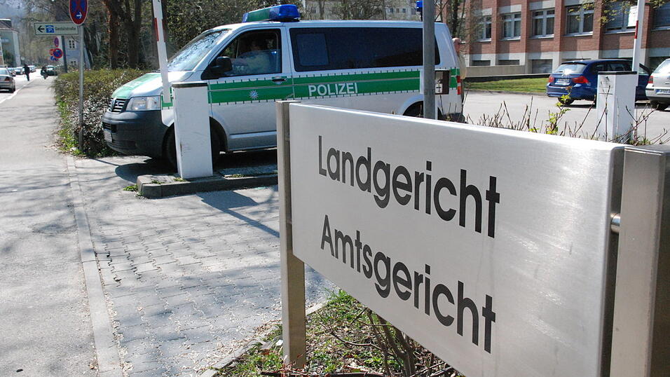 Der Angeklagte stamme aus einer berüchtigten Landshuter Familie, sagte ein Zeuge vor dem Amtsgericht. Der Angeklagte stamme aus einer berüchtigten Landshuter Familie, sagte ein Zeuge vor dem Amtsgericht.