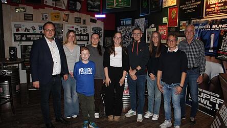 Die neuen Jugendräte Tim Nowak, Lena Hartl und Sarah Mountain mit den Schülersprechern und den Ehrengästen. Die neuen Jugendräte Tim Nowak, Lena Hartl und Sarah Mountain mit den Schülersprechern und den Ehrengästen.