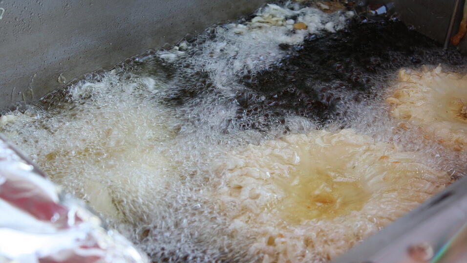 Letzter Schritt: Die Zwiebelrose wird im Fett gebacken. Letzter Schritt: Die Zwiebelrose wird im Fett gebacken.