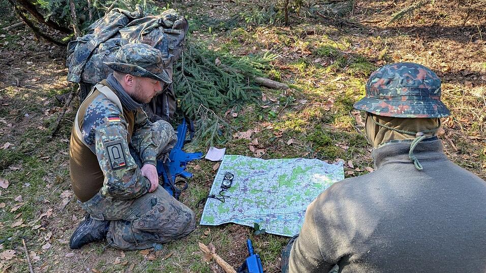 Ob Wasserstellen, Siedlungen oder m&ouml;gliche Hubschrauberlandepl&auml;tze: Zur Not haben die Soldaten auf einer klassischen Landkarte alles im Blick.