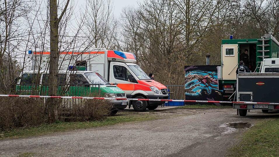 Freitagmorgen: Polizeitaucher machen sich für ihren Einsatz in der eiskalten Donau bereit. Leichenspürhunde hatten dort gestern bei der Suche nach der vermissten Malina an einer bestimmten Stelle angeschlagen. Freitagmorgen: Polizeitaucher machen sich für ihren Einsatz in der eiskalten Donau bereit. Leichenspürhunde hatten dort gestern bei der Suche nach der vermissten Malina an einer bestimmten Stelle angeschlagen.