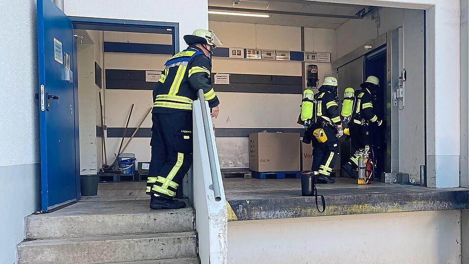 Atemschutztr&auml;ger der Feuerwehr Bad K&ouml;tzting erkundeten die Umgebung des Containers.