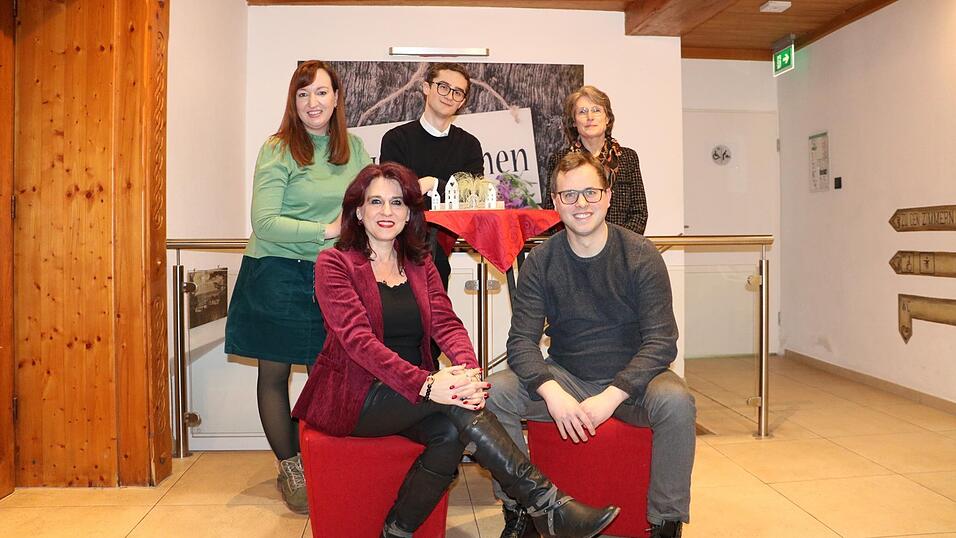 Die ersten Vier der SPD-Liste, Raphael Gritschmeier (vorne rechts), Christina Luttner, David Hausladen und Anna-Maria Haider (hinten von links) mit Landratskandidatin Silvia Gross.