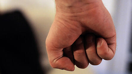 Er sei provoziert worden, sagte der 22-J&auml;hrige vor Gericht aus. Dann schlug er zu, wie ein Video zeigte.