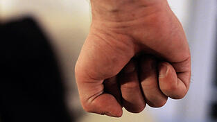 Er sei provoziert worden, sagte der 22-J&auml;hrige vor Gericht aus. Dann schlug er zu, wie ein Video zeigte.