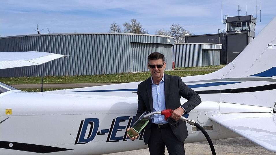 Landen-in-Landshut-Gesch&auml;ftsf&uuml;hrer Stefan Brandl bei der Vorstellung des neuen, bleifreien Flugbenzins Swift 100R.