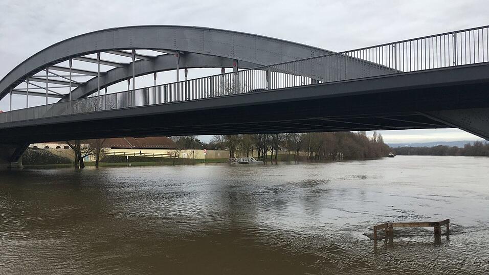 Gegen Mittag hatte der Pegel der Donau bei Straubing bereits die Marke von 510 Zentimetern &uuml;berschritten. Aufgenommen an der Schlossbr&uuml;cke.