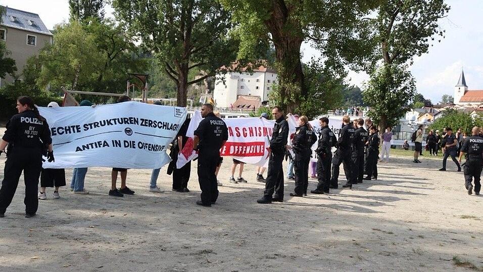 Ein Auftritt des rechten Aktivisten Martin Sellner sorgte am Sonntagnachmittag in Passau für Gegenprotest und einen Polizeieinsatz. Ein Auftritt des rechten Aktivisten Martin Sellner sorgte am Sonntagnachmittag in Passau für Gegenprotest und einen Polizeieinsatz.