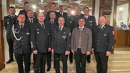 Die neue Vorstandschaft und Kommandanten der Feuerwehr Lederdorn mit den F&uuml;hrungskr&auml;ften im Kreis sowie B&uuml;rgermeister Stefan Baumgartner