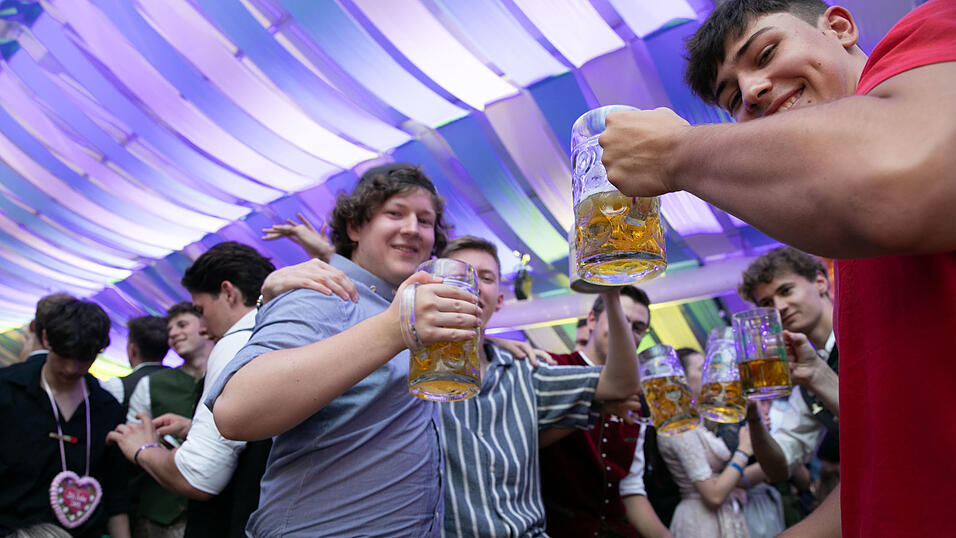 Die Partybilder vom Dienstag, 12. August, aus dem Festzelt Wenisch. Die Partybilder vom Dienstag, 12. August, aus dem Festzelt Wenisch.