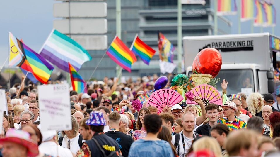 Die CSD-Veranstalter in Köln erwarteten rund eine Million Besucher. Die CSD-Veranstalter in Köln erwarteten rund eine Million Besucher.