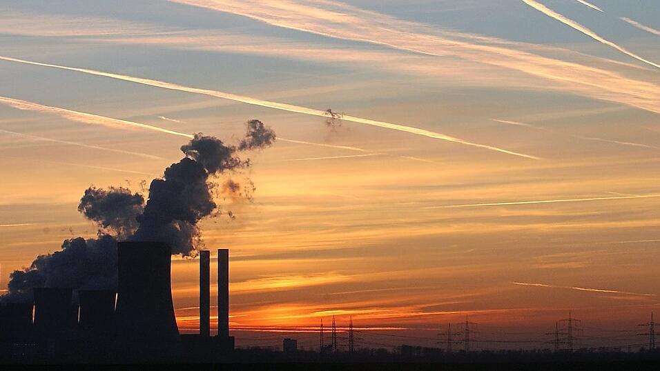 Die zusätzliche Inbetriebnahme von Kohlekraftwerken und die wieder ansteigende Anzahl an Flügen nach der Pandemie sind nur zwei Beispiele dafür, dass nicht jede CO2-Emission einfach durch Geld kompensiert werden kann. Die zusätzliche Inbetriebnahme von Kohlekraftwerken und die wieder ansteigende Anzahl an Flügen nach der Pandemie sind nur zwei Beispiele dafür, dass nicht jede CO2-Emission einfach durch Geld kompensiert werden kann.
