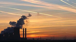Die zusätzliche Inbetriebnahme von Kohlekraftwerken und die wieder ansteigende Anzahl an Flügen nach der Pandemie sind nur zwei Beispiele dafür, dass nicht jede CO2-Emission einfach durch Geld kompensiert werden kann.