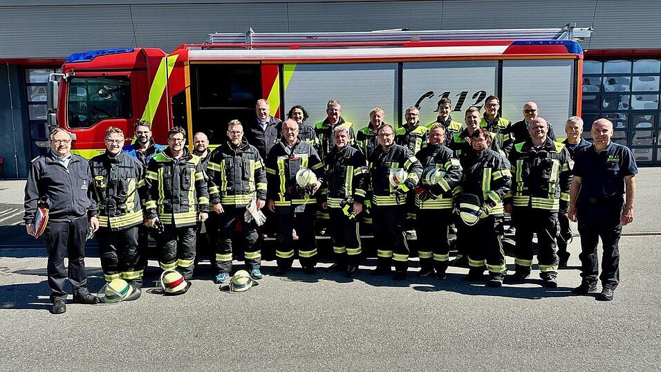 Die Kommunalpolitiker zusammen mit den Further Feuerwehrmännern, die sie unterstützt haben, und den Schiedsrichtern Die Kommunalpolitiker zusammen mit den Further Feuerwehrmännern, die sie unterstützt haben, und den Schiedsrichtern